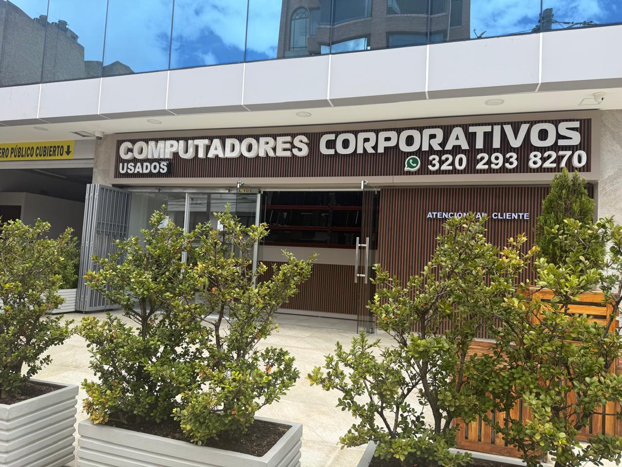 Fachada del local Edesco en Bogotá: rótulo Computadores corporativos usados, acceso de atención al cliente y vitrina a la calle.